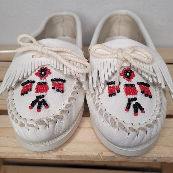 NEW Minnetonka Womens White Leather Thunderbird Boat Moccasins size 5 - Picture 2 of 8